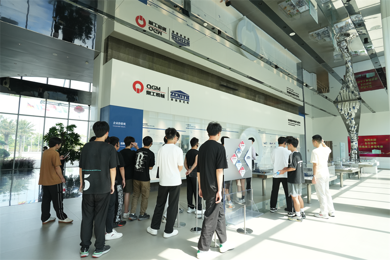 Liming Vocational University melawat Fujian Quangong Machinery Co., Ltd untuk program pembangunan kerja.