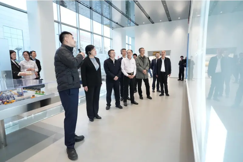 Encik Liu Min, Timbalan Ketua Pengarah Biro Ekonomi Swasta di Suruhanjaya Pembangunan dan Pembaharuan Negara (NDRC), dan delegasinya melawat Quangong Machinery Co., Ltd. untuk pemeriksaan dan lawatan penyelidikan.