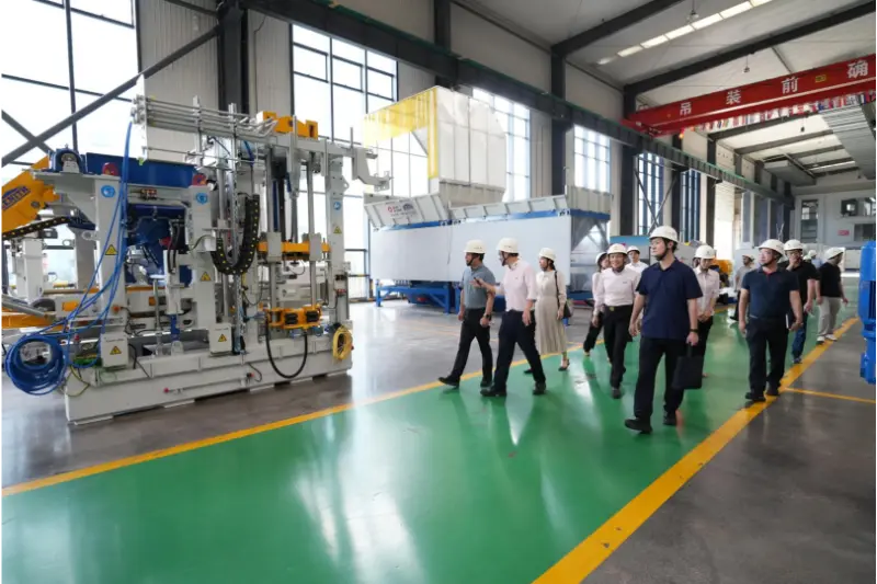 Pegawai dari Jabatan Industri dan Teknologi Maklumat Wilayah Fujian melawat Quangong Machinery Co., Ltd. untuk Pemeriksaan dan Bimbingan